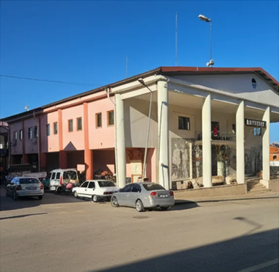 Karacasu Belediyesi binasının yenileme öncesi hâli